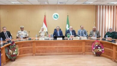 محافظ الشرقية يُسلم ملابس الإحرام وتأشيرات السفر الخاصة بحجاج الجمعيات الأهلية موسم 1446هـ / 2025 م