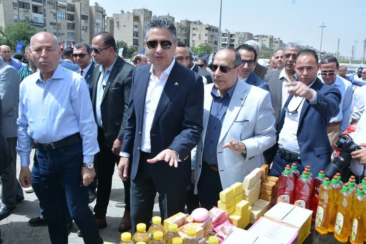 وزير التموين ومحافظ القاهرة يفتتحان سوق اليوم الواحد بمدينة نصر.. وإعلان بدء المرحلة الثانية من أسواق اليوم بالمحافظات 3 وزير التموين ومحافظ القاهرة يفتتحان سوق اليوم الواحد بمدينة نصر.. وإعلان بدء المرحلة الثانية من أسواق اليوم بالمحافظات