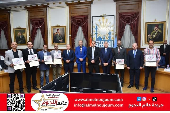 وزير العمل ومحافظ القاهرة يُكرمان موظف بوزارة العمل طلب رشوة من إحدى شركات العمالة بالخارج 2 وزير العمل ومحافظ القاهرة يُكرمان موظف بوزارة العمل طلب رشوة من إحدى شركات العمالة بالخارج