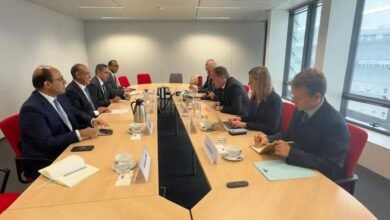 وزير الخارجية والهجرة يلتقى مع المفوض الأوروبي للطاقة والإسكان