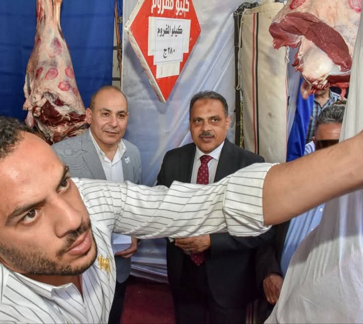 محافظ الشرقية يفتتح معرض بيع السلع والمواد الغذائية بأسعار مخفضة بميدان التحرير بمدينة بالزقازيق 