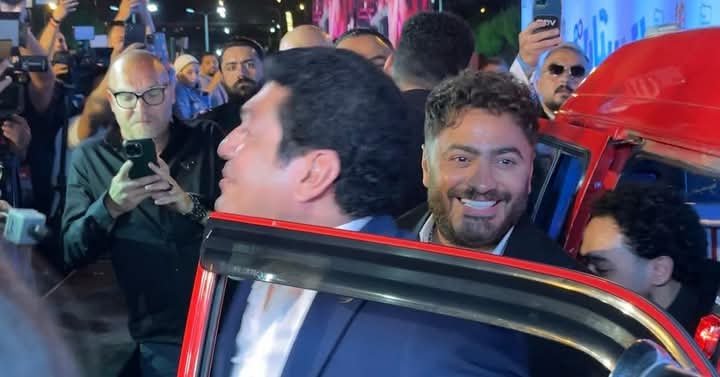 تامر حسني وباسم سمرة يصلون العرض الخاص لفيلم "ريستارت" بعربية ميكروباص