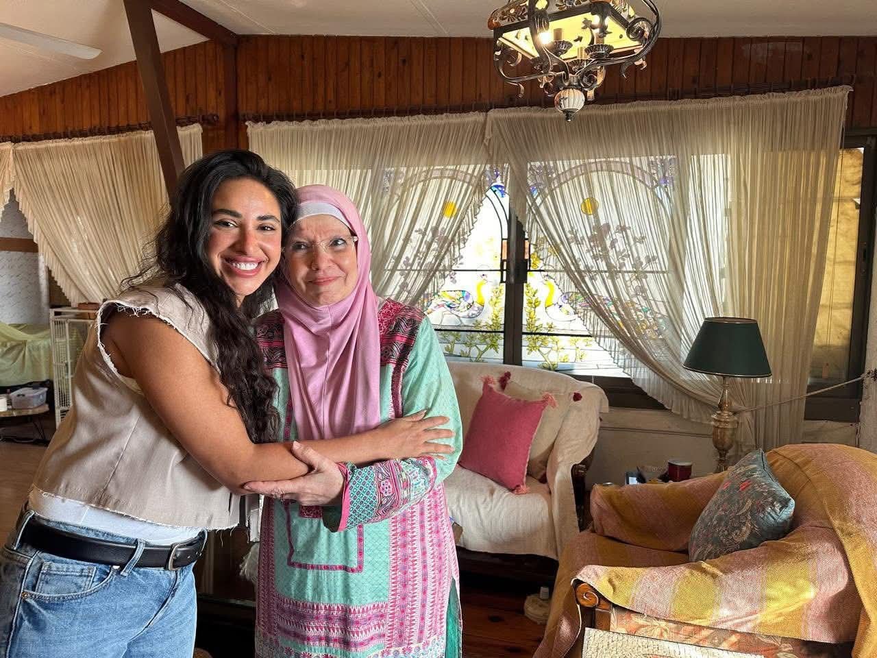 آية سماحة تزور مشيرة إسماعيل بمنزلها وتعتذر لها بحضور أشرف زكي وكريم فهمي 4 آية سماحة تزور مشيرة إسماعيل بمنزلها وتعتذر لها بحضور أشرف زكي وكريم فهمي