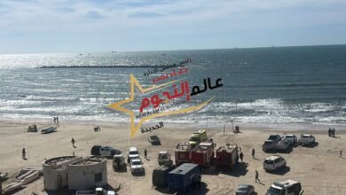 وفاة طاقم طائرة حربية سقطت بشاطئ رأس البر... وفرق الإنقاذ تواصل انتشال الجثامين من البحر