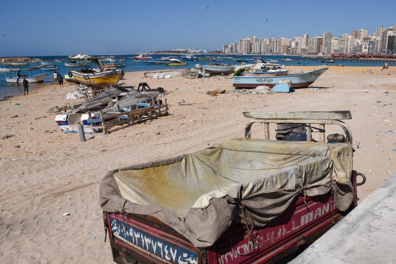 محافظ الإسكندرية يشدد على توحيد الهوية البصرية بطول شواطىء دائرة المنتزة أول وثان