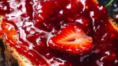 طريقة عمل توبينج الفراولة لتزيين الحلويات بسهولة في المنزل