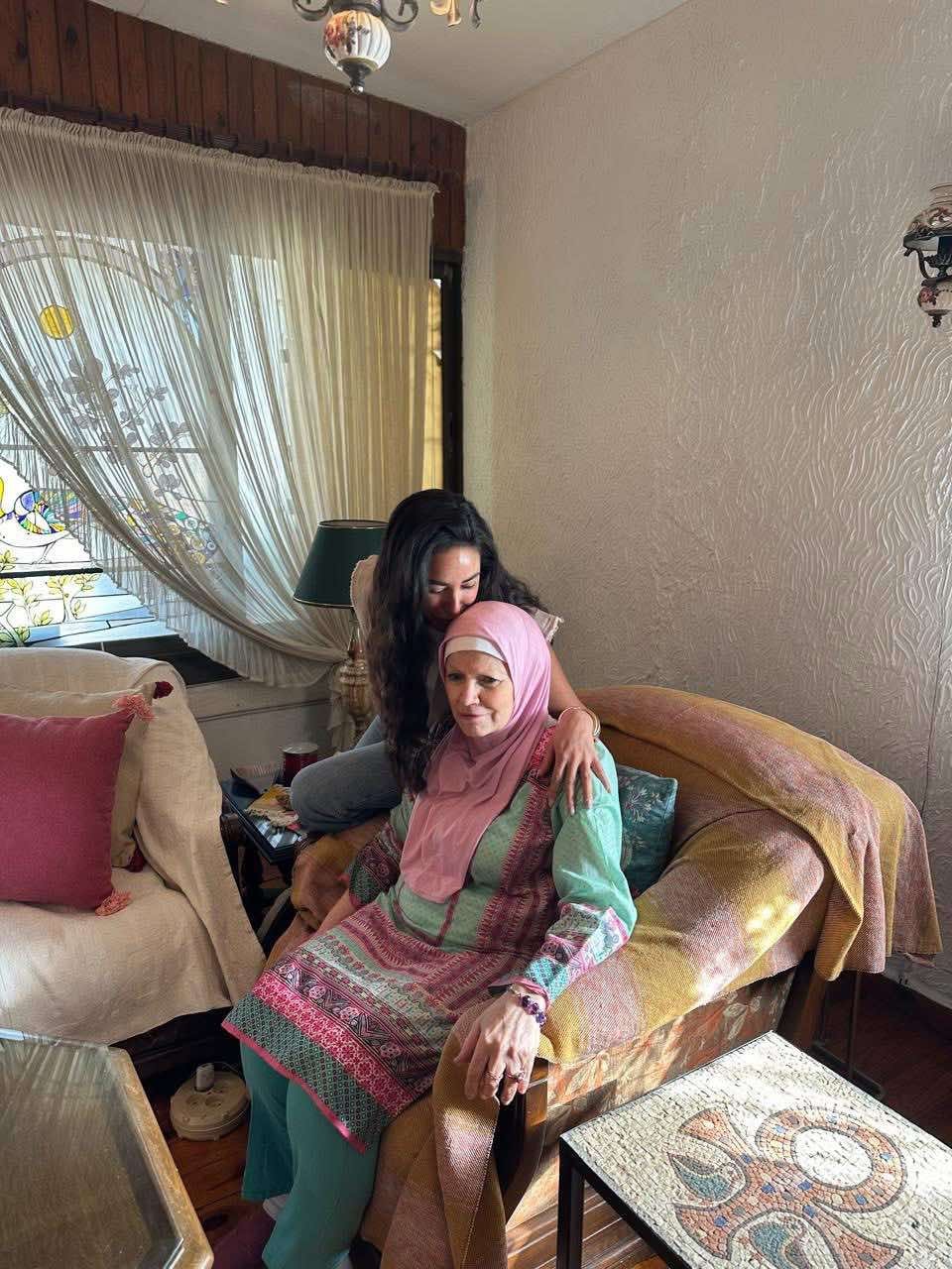 آية سماحة تزور مشيرة إسماعيل وتقدم اعتذارها: “المحبة والاحترام أساس علاقتنا”