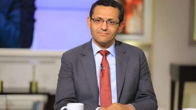 خالد البلشي نقيبًا للصحفيين.. انتصار للكلمة الحرة واستقلال النقابة في مشهد يعكس توق الصحفيين في مصر إلى التغيير واستعادة دور النقابة كحامية للحريات، فاز الكاتب الصحفي خالد البلشي بمنصب نقيب الصحفيين بعد انتخابات شهدت مشاركة واسعة وتنافسًا قويًا. ويعد فوز البلشي رسالة واضحة عن تطلع جموع الصحفيين إلى نقابة أكثر استقلالًا وقدرة على الدفاع عن حقوقهم في ظل تحديات مهنية واقتصادية جسيمة. خالد البلشي، المعروف بمواقفه المدافعة عن حرية الصحافة وحقوق الإنسان، تعهد خلال حملته الانتخابية بالتصدي لأي محاولات للنيل من استقلالية الصحافة، وبالسعي لتحسين الأوضاع المعيشية للصحفيين، لا سيما الشباب منهم، إلى جانب العمل على توسيع هامش الحريات داخل الوسط الإعلامي. ويعتبر انتخاب البلشي مؤشرًا مهمًا على إصرار الصحفيين على استعادة نقابتهم كمنبر حر يعبر عنهم ويدافع عن مصالحهم، وسط مناخ عام يعاني من تضييقات متزايدة. فهل تكون هذه الخطوة بداية جديدة لإعادة التوازن إلى المشهد الصحفي في مصر؟