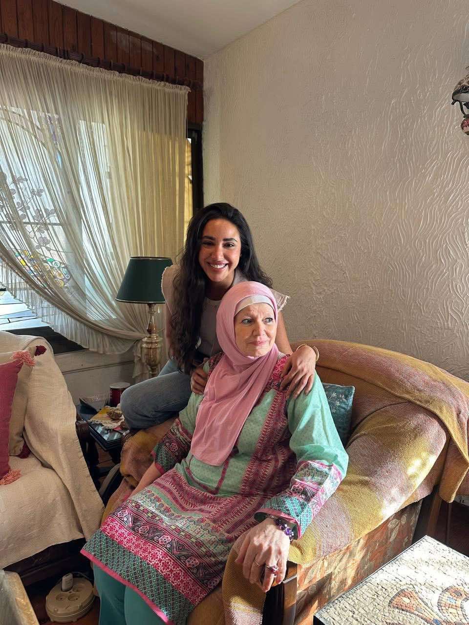 آية سماحة تزور مشيرة إسماعيل وتقدم اعتذارها: “المحبة والاحترام أساس علاقتنا”