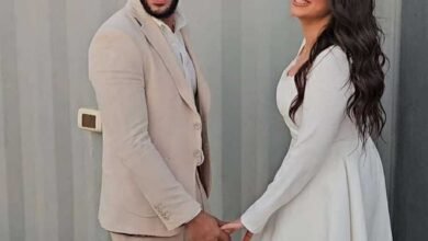 مصطفى منصور وهايدي رفعت يحتفلان بخطوبتهما في جلسة تصوير رومانسية