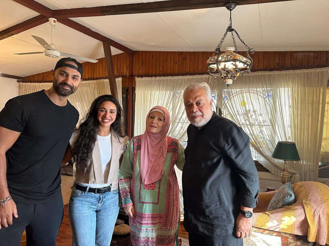 آية سماحة تزور مشيرة إسماعيل وتقدم اعتذارها: “المحبة والاحترام أساس علاقتنا”