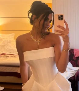 أسماء جلال تظهر بإطلالة جديدة من حفل زفاف أمينة خليل باليونان