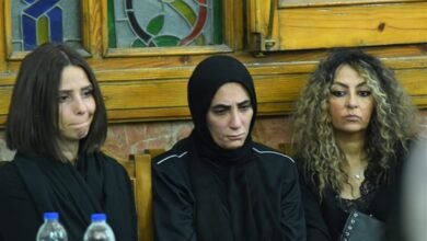 هنا الزاهد وإيمان العاصي وتامر حسني في عزاء والدة المخرجة سارة وفيق
