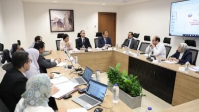 نائب وزير الصحة والسكان يعقد اجتماعاً مع لجنة تقييم الأداء الخاصة بمديري ووكلاء مديريات الشؤون الصحية