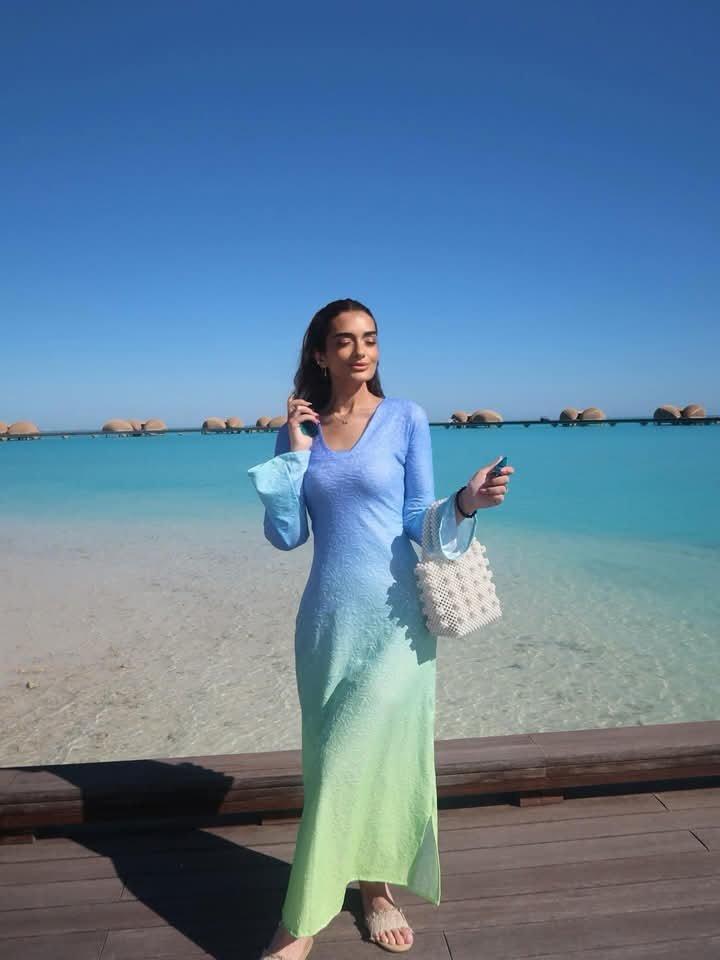 ملك أحمد زاهر تتألق بإطلالة "نسيم البحر" في أحدث جلسة تصوير