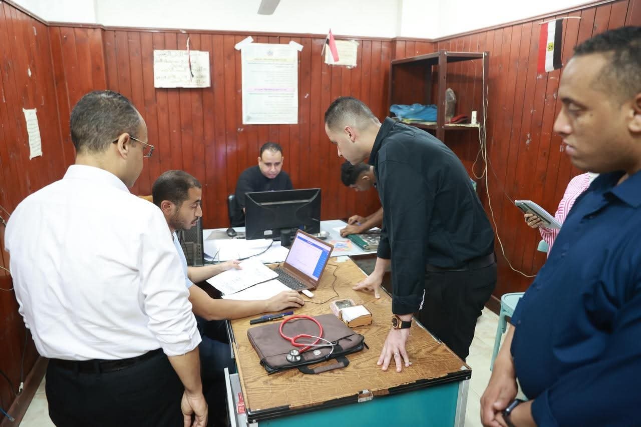 نائب وزير الصحة يستكمل جولته الميدانية في محافظة القاهرة بتفقد عدد من منشآت الرعاية الأساسية