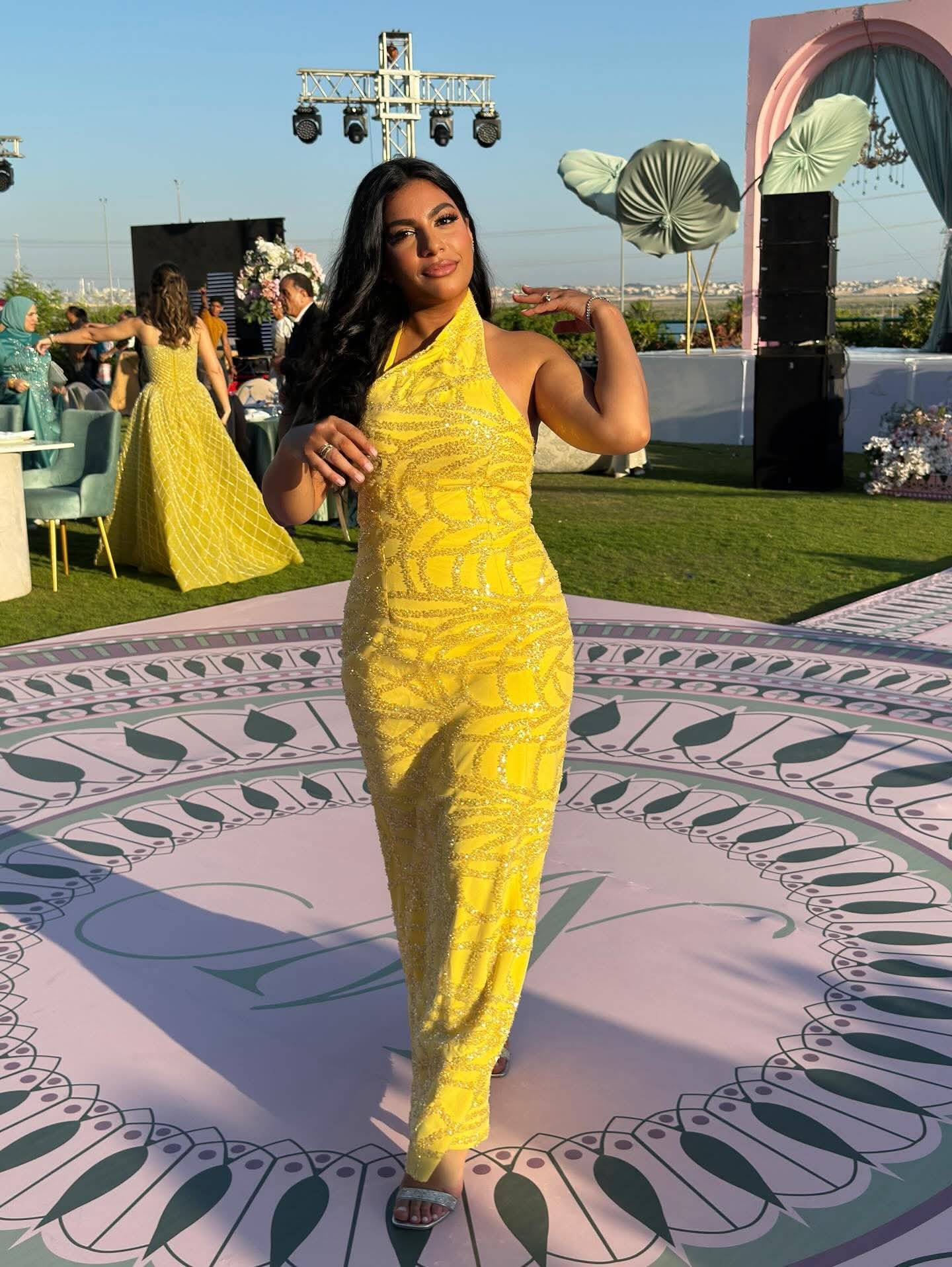 أحدث ظهور للفنانة دنيا سامي يشعل مواقع التواصل بإطلالة أنيقة باللون الأصفر