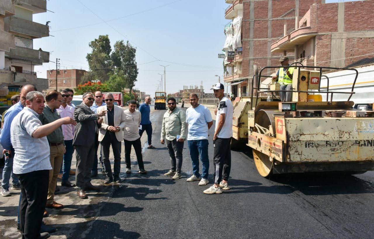 محافظ الشرقية يتفقد استكمال أعمال الرصف والتوسعة والإزدواج الجارية بطريق أبو حاكم / ميت أبو علي/ طحلة 