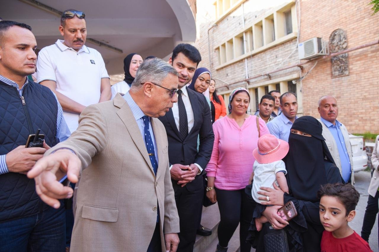 محافظ الإسكندرية يزور أحد مصابي العاصفة ويوجّه بتقديم الدعم الكامل لأسرته