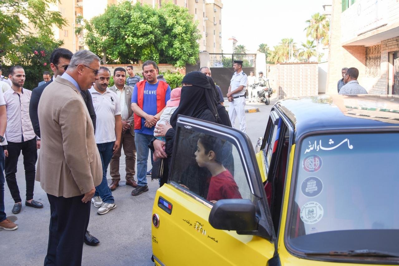 محافظ الإسكندرية يزور أحد مصابي العاصفة ويوجّه بتقديم الدعم الكامل لأسرته