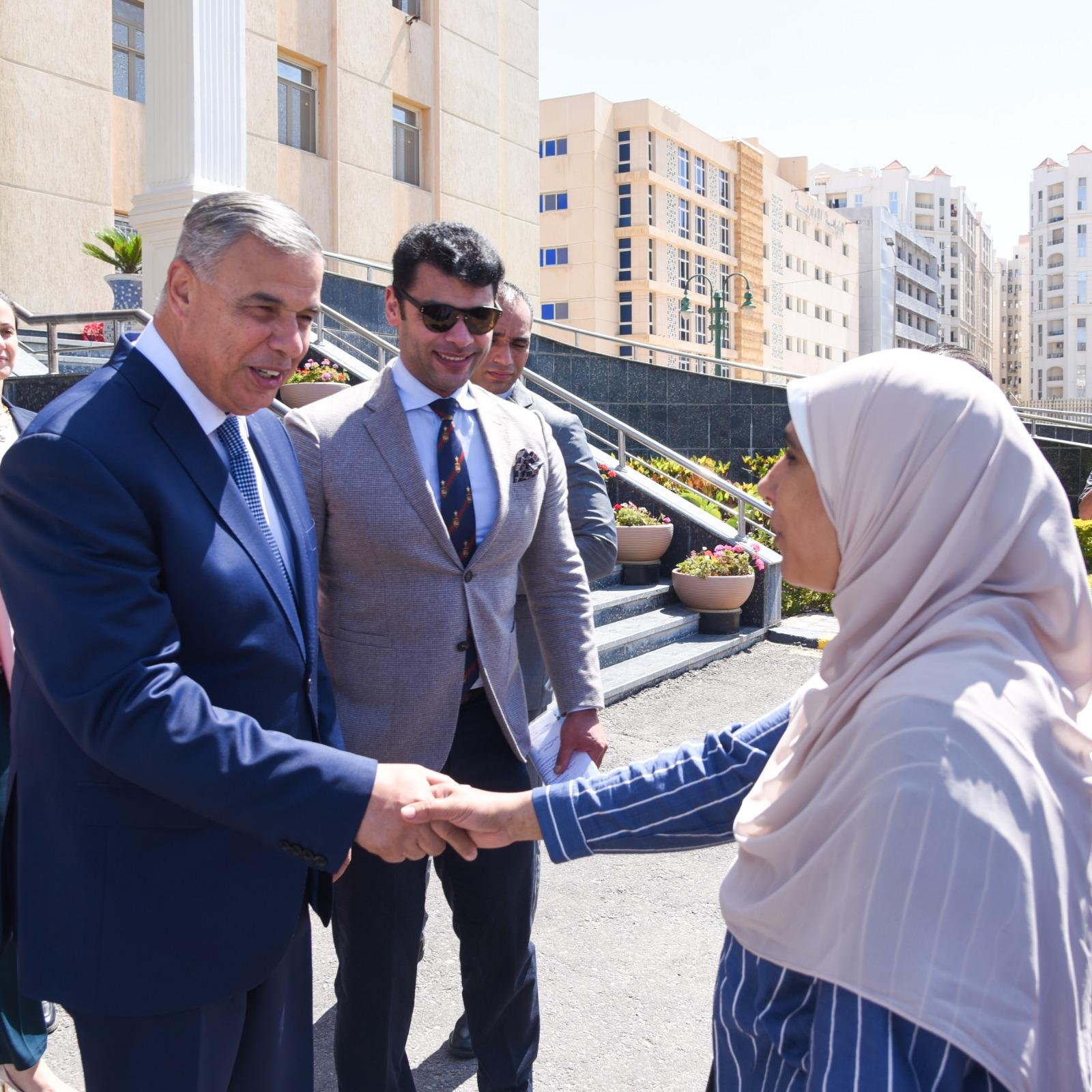 محافظ الإسكندرية يُعيد الأمل لأسرة متضررة ويوجّه بتكريم سائق شجاع: "توك توك" جديد لأم معيلة وتقدير خاص لموقف إنساني نبيل