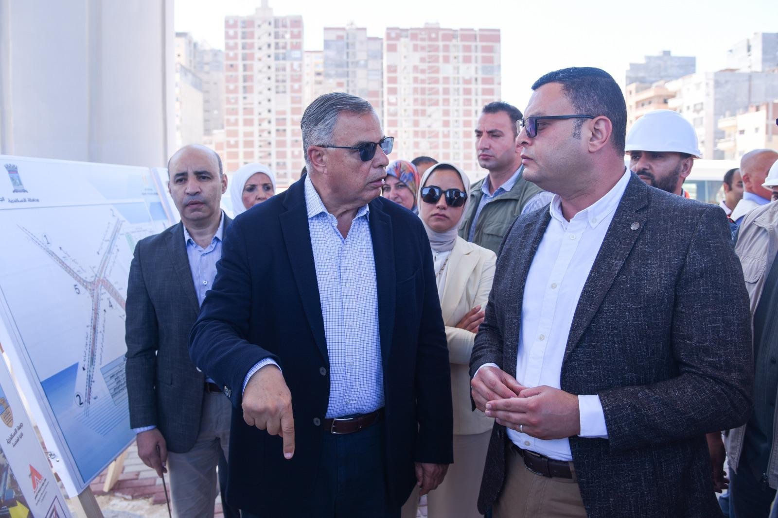 وزير الإسكان ومحافظ الإسكندرية يتفقدان مشروع إنشاء كوبرى 45 "محور السادات"