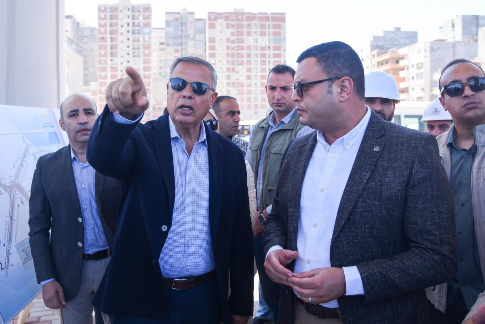 وزير الإسكان ومحافظ الإسكندرية يتفقدان مشروع إنشاء كوبرى 45 "محور السادات"
