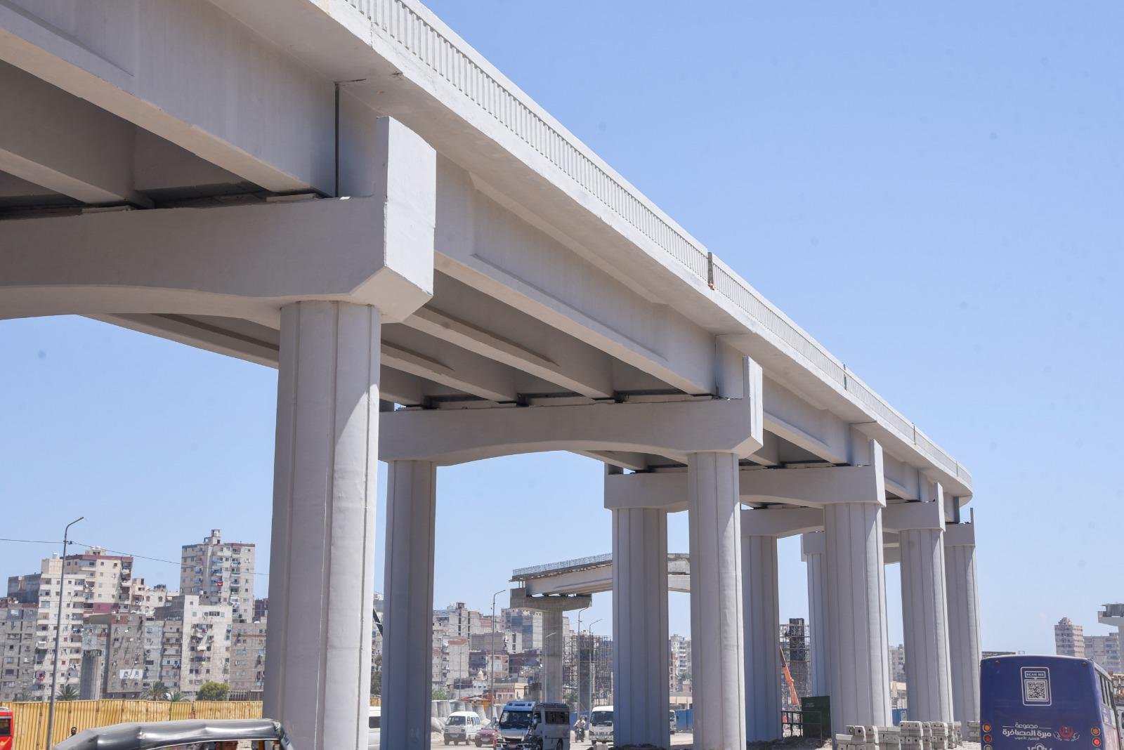 وزير الإسكان ومحافظ الإسكندرية يتفقدان مشروع إنشاء كوبرى 45 "محور السادات"