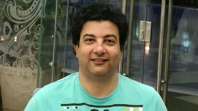 وليد يوسف ينجو من حادث مروع ويسترجع نصيحة لا تُنسى من وحيد حامد: “لا تعزل نفسك عن الناس”