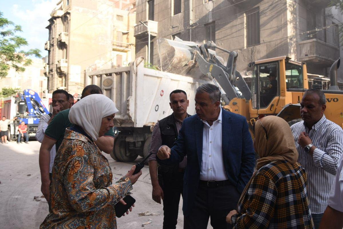 محافظ الإسكندرية: لجنة هندسية للتحقيق في انهيار عقار العطارين