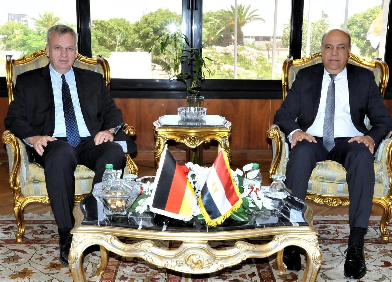 وزير الطيران المدني يبحث مع السفير الألماني تعزيز التعاون الثنائي وتوسيع الشراكات في مجالات تطوير المطارات 