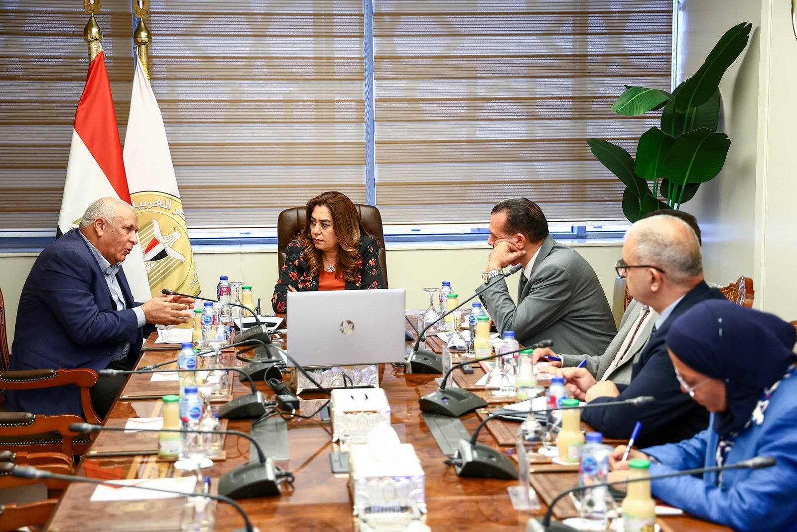 وزيرة التنمية المحلية تتابع مع محافظ الوادي الجديد آخر مستجدات الخطة التنفيذية لإنشاء مركز الحرير بمدينة الخارجة