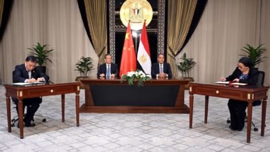 رئيس مجلس الوزراء المصري ورئيس مجلس الدولة الصيني يشهدان مراسم توقيع مجموعة وثائق لتعزيز التعاون المشترك بين البلدين بعددٍ من المجالات المختلفة