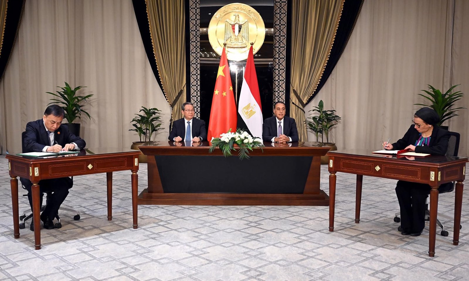 رئيس مجلس الوزراء المصري ورئيس مجلس الدولة الصيني يشهدان مراسم توقيع مجموعة وثائق لتعزيز التعاون المشترك بين البلدين بعددٍ من المجالات المختلفة