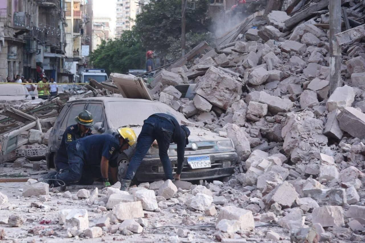 محافظ الإسكندرية: لجنة هندسية للتحقيق في انهيار عقار العطارين