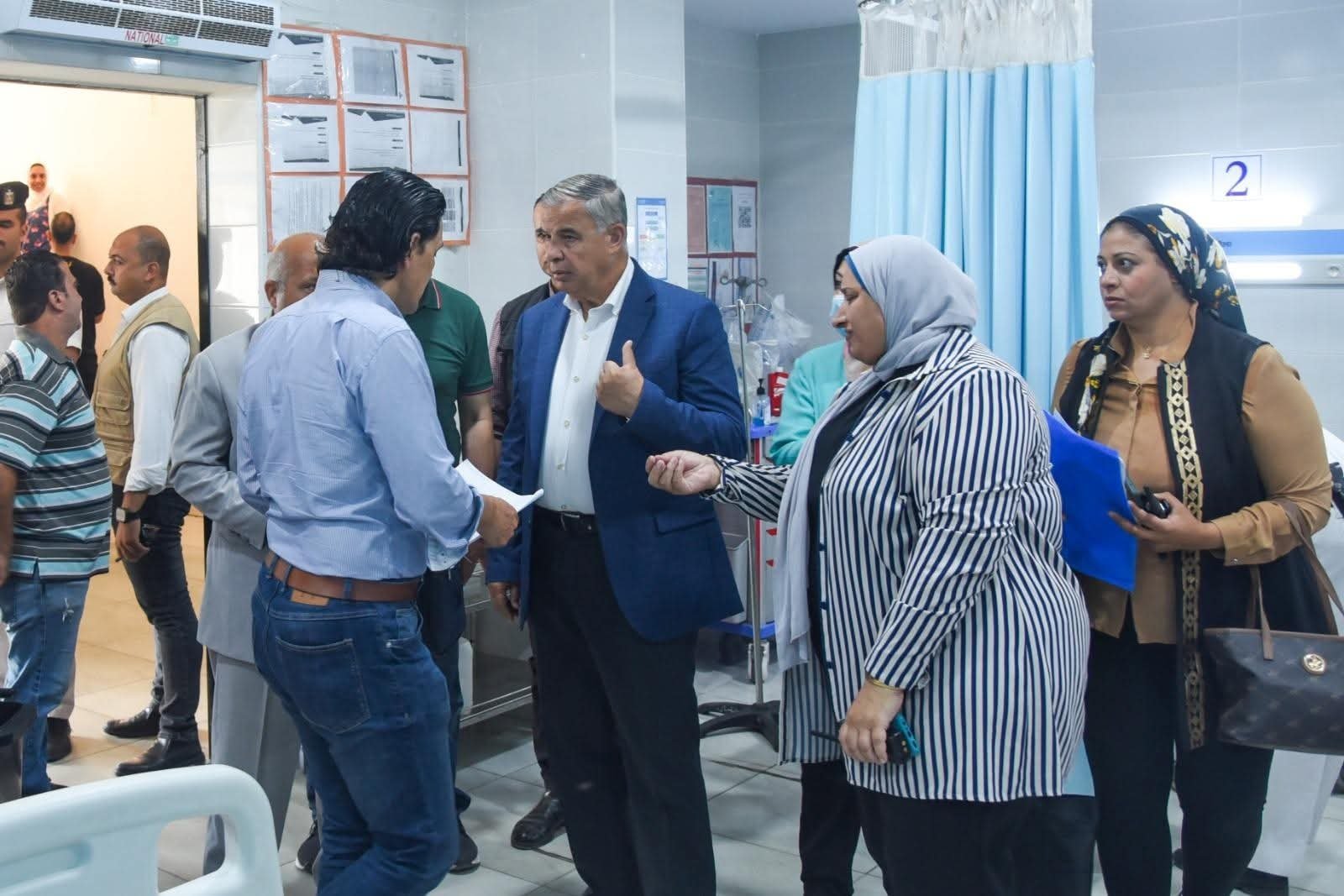 محافظ الإسكندرية يزور مصابي حادث انهيار عقار العطارين بمستشفى جمال حمادة ويوجه بسرعة صرف التعويضات