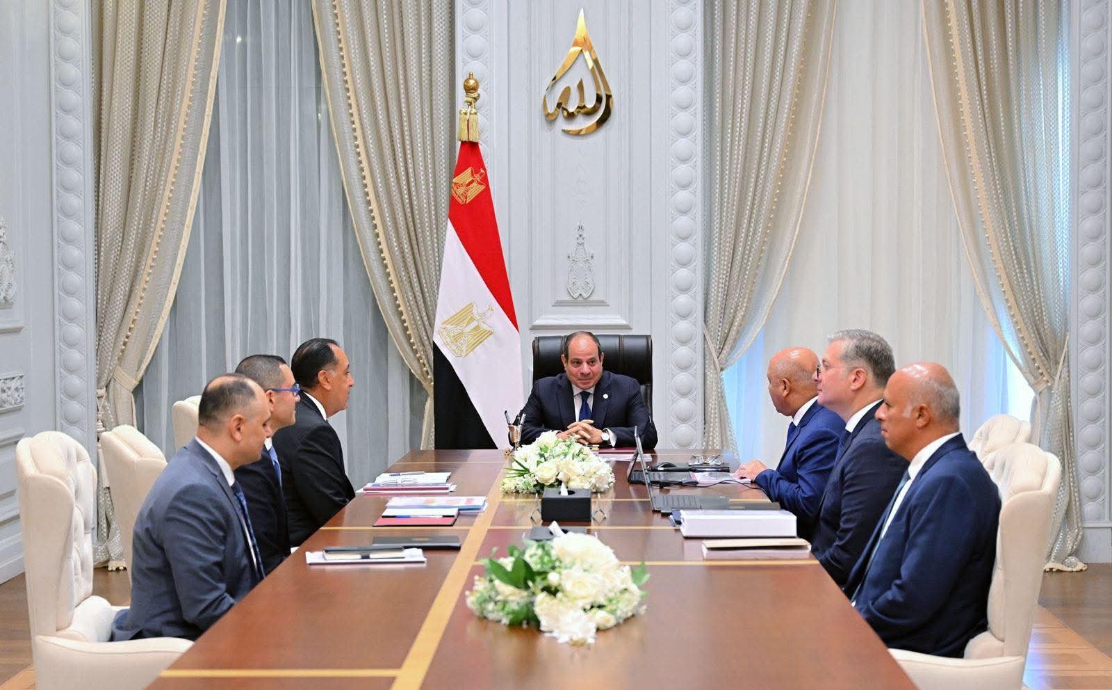 الرئيس السيسي يطلع على الموقف التنفيذي لمشروعات وزارة النقل والصناعة 2 الرئيس السيسي يطلع على الموقف التنفيذي لمشروعات وزارة النقل والصناعة