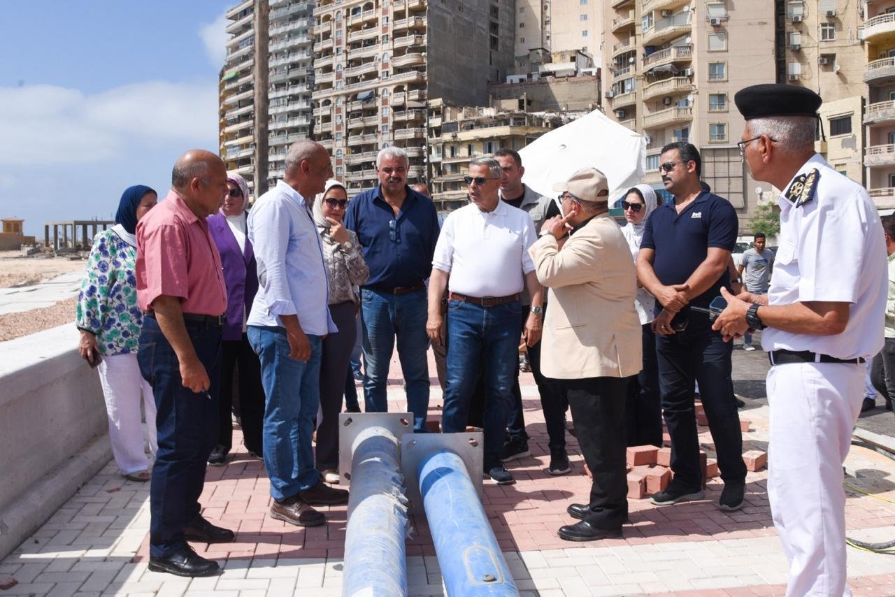 في جولة ميدانية مفاجئة.. محافظ الإسكندرية يتابع توسعة الكورنيش ويوجه بإغلاق محال أسفل عقار آيل للسقوط