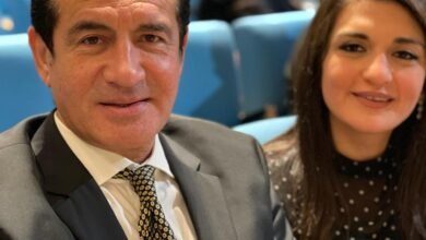 محمد ثروت يهنئ ابنته داليا بعد حصولها على الماجستير من بريطانيا: "رفعتِ راسي وفرّحتِ قلبي"