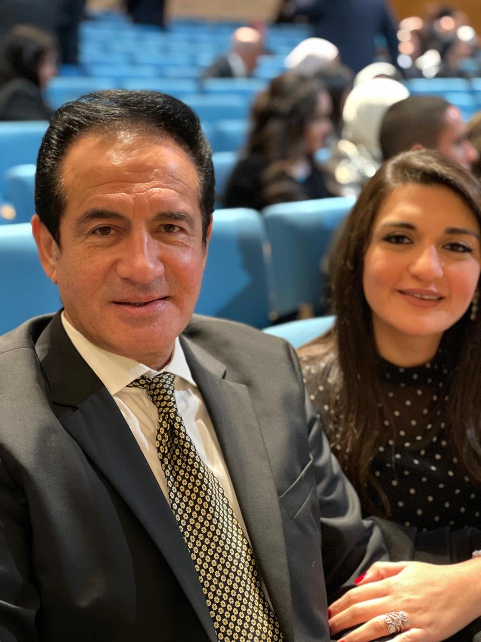 محمد ثروت يهنئ ابنته داليا بعد حصولها على الماجستير من بريطانيا: "رفعتِ راسي وفرّحتِ قلبي"