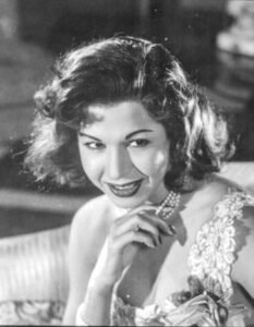 شادية استلفت «شراب» من معجبة ومعجب يدرب ثعبانه على الرقص مع سامية جمال