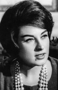 شادية استلفت «شراب» من معجبة ومعجب يدرب ثعبانه على الرقص مع سامية جمال