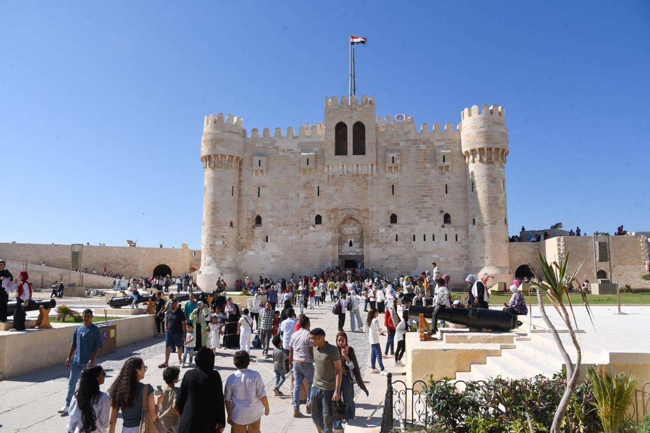 إقبال جماهيري كثيف على المواقع الأثرية بالإسكندرية بعد فتحها مجانًا احتفالًا بالعيد القومي الـ73 7 إقبال جماهيري كثيف على المواقع الأثرية بالإسكندرية بعد فتحها مجانًا احتفالًا بالعيد القومي الـ73