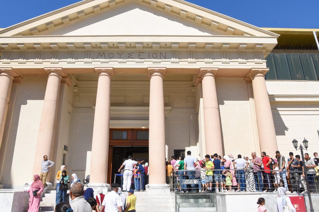 إقبال جماهيري كثيف على المواقع الأثرية بالإسكندرية بعد فتحها مجانًا احتفالًا بالعيد القومي الـ73