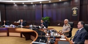 الاجتماع الخمسون لمجلس الوزراء برئاسة الدكتور مصطفى مدبوليوافق مجلس الوزراء في اجتماعه اليوم برئاسة الدكتور مصطفى مدبولي على عدة قرارات:

1-  وافق مجلس الوزراء على حصول شركة "كينجدوم للكتان" ش.م.م بنظام المناطق الحرة الخاصة على الموافقة الواحدة "الرخصة الذهبية"، عن مشروع إقامة وتشغيل مصنع لتصنيع الكتان والغزل والنسيج، على مساحة نحو 51.9 ألف م2 بمنطقة المُطورين بمدينة السادات بمحافظة المنوفية.

ومن المقرر الانتهاء من تنفيذ المشروع في 1 يناير 2027، بتكلفة استثمارية تصل إلى نحو 58 مليون دولار، ويسهم في تشغيل 500 عامل، كما يستهدف الوصول إلى استخدام نسبة مكون محلي في منتجاته لا تقل عن 30% خلال مدة أقصاها 3 سنوات من تاريخ بدء التشغيل، مع تصدير نسبة لا تقل عن 100% من حجم إنتاجه سنوياً إلى خارج البلاد لدفع الصادرات الوطنية، وتتمثل المنتجات الرئيسية لهذا المشروع في ۳۸۰۰ طن سنوياً من غزل الكتان بمواصفات مختلفة.

 كما يُسهم المشروع في نقل وتوطين التكنولوجيا الحديثة والمتطورة إلى مصر، حيث يسعى إلى تقديم مُعدات جديدة بالكامل ومتقدمة تقنياً، إذ تمتلك مجموعة كينجدوم أكثر من ٣٠٠ حق ملكية فكرية خاص بها، بما في ذلك عدد (19) براءة اختراع مُسجلة، وتتمثل أهم التقنيات الرئيسية التي تسعى الشركة لتحقيقها في مصنعها، في تقنية التجفيف الرائدة؛ المُصممة بشكل خاص لخيوط الكتان مما يحسن كفاءة وجودة الخيوط، إلى جانب الإنتاج الآلي؛ بفضل تطوير وتحسين التكنولوجيا في مجال الغزل والنسيج، كما يسهم المشروع في الحد من التأثيرات البيئية بالتعاون مع مجموعة بوزيتو "المورد العالمي الرائد لحلول النسيج" وعدم استخدام أية إضافات كيميائية تحتوي على مواد محظورة، والالتزام بلوائح استخدام المواد الكيميائية.

وتمتلك مجموعة كينجدوم خمسة مصانع لغزل الكتان في العالم وتخدم عملاء ۲۷ دولة حول العالم، كما أتاحت المجموعة عدد ٤٠٠٠ فرصة عمل بتلك المصانع، وبلغ مجموع الأصول عالمياً نحو ٤٠٠ مليون دولار أمريكي. وتنتج الشركة بفروعها المختلفة نحو ۲۲۰۰۰ طن من الكتان الرطب المغزول، كما تحتل الشركة نسبة ١٥% من السوق العالمية للكتان.

2-  وافق مجلس الوزراء على حصول شركة "الأمير لتصنيع وتجهيز الحاصلات الزراعية (فاروق محمود محمد عفش وشركاه) – شركة توصية بسيطة"، على الموافقة الواحدة "الرخصة الذهبية"، عن مشروعها لإقامة وتشغيل مصنع لتجهيز وتعبئة وتغليف الخضراوات والفواكه، وإقامة وتشغيل مصنع لتصنيع وتعبئة وتغليف معجون الطماطم، وإقامة وتشغيل مصنع لتجفيف وتبريد الخضراوات والفاكهة، وذلك على مساحة 37660 م2 الكائنة بقطعة الأرض رقم (21-22-23) بمنطقة المطورين تقسيم 10، بمدينة السادات، محافظة المنوفية.

ويستهدف المشروع زيادة حجم الصادرات من خلال تصدير ما يزيد على 70% من إنتاجه إلى دول العالم، كما يستهدف مشروع الشركة تقليل الواردات وتوطين الصناعة وتعميق المكون المحلي في منتجاته، وعلى الأخص من الحاصلات الزراعية المصرية بنسب تتراوح ما بين 80% إلى 90%، هذا فضلاً عن نقل وتوطين التكنولوجيا والتقنيات الحديثة والمتطورة إلى مصر في مجال الصناعات الغذائية، من كبريات الشركات العالمية الرائدة في هذا المجال، ومن المتوقع البدء في تشغيل المشروع في أكتوبر من عام 2027، وأن يوفر 400 فرصة عمل جديدة.

3-  وافق مجلس الوزراء على حصول شركة "مصدر أي بي إتش لطاقة الرياح" ش.م.م على الموافقة الواحدة "الرخصة الذهبية" عن مشروعها لإنتاج الكهرباء من طاقة الرياح بقدرة 200 ميجاوات على مساحة 37.3 كم2 بمنطقة خليج السويس، بمحافظة البحر الأحمر.

ويستهدف المشروع مراعاة البعد البيئي وتحقيق استدامة الموارد الطبيعية وخفض الانبعاثات الحرارية والغازية وتحسين المناخ، وذلك من خلال إنتاج 200 ميجاوات من طاقة الرياح وإضافتها للشبكة القومية للكهرباء، بما يسهم في توفير 175 مليون متر مكعب من الغاز الطبيعي سنوياً، ويُعد المشروع من المشروعات كثيفة استخدام العمالة، حيث سيسهم في توفير 2000 فرصة عمل خلال فترتي الانشاء والتشغيل، ومن المتوقع التشغيل التجاري للمشروع بنهاية شهر مايو من عام 2027.

4-  الموافقة على مشروع قرار رئيس الجمهورية بشأن إعادة تخصيص مساحة 1.9 فدان من الأراضي المملوكة للدولة ملكية خاصة، ناحية مركز جنوب أبو الدرج السياحي نقلًا عن الأراضي ولاية الهيئة العامة للتنمية السياحية بمنطقة العين السخنة، لصالح الهيئة العامة للرعاية الصحية لاستخدامها في إقامة مستشفى ميداني.

5-  وافق مجلس الوزراء على مشروع قرار رئيس الجمهورية، بشأن إعادة تخصيص مساحة نحو 3.36 فدان، من الأراضي المملوكة للدولة ملكية خاصة، لصالح محافظة السويس، لاستخدامها في إنشاء مخزنين؛ لتلبية احتياجات بعض المصانع والشركات بالمنطقة الصناعية بمحافظة السويس.

6-  وافق مجلس الوزراء على مشروع قرار رئيس الجمهورية بالعفو عن باقي مدة العقوبة لبعض المحكوم عليهم، وذلك بمناسبة الاحتفال بالعيد الثالث والسبعين لثورة 23 يوليو 1952. 

7-  وافق مجلس الوزراء على 14 مشروع قرار بتحديد اختصاصات السادة نواب وزراء كُلٍ من: الصحة والسكان، والنقل، والاتصالات وتكنولوجيا المعلومات، والتعليم العالي والبحث العلمي، والكهرباء والطاقة المتجددة، والمالية، والسياحة والآثار، والتضامن الاجتماعي، والتموين والتجارة الداخلية، والخارجية والهجرة وشئون المصريين بالخارج، والطيران المدني، والإسكان والمرافق والمجتمعات العمرانية، والزراعة واستصلاح الأراضي، والتربية والتعليم والتعليم الفني، وذلك لتحديد وتنظيم المهام التي يباشرها كل نائب وزير، بحسب تخصصه، على النحو الذي يساهم في أداء الأدوار المطلوبة بكفاءة وفاعلية وتعزيز أداء السياسات العامة.

8-  وافق مجلس الوزراء على تجديد التفويض الصادر لوزير التعليم العالي والبحث العلمي في مباشرة اختصاصات رئيس مجلس الوزراء؛ المنصوص عليها في المادتين 85 و91 من قانون تنظيم الجامعات الصادر بالقانون رقم 49 لسنة 1972، وذلك فيما يخص مد مدد الإعارات لأعضاء هيئة التدريس بالجامعات للع