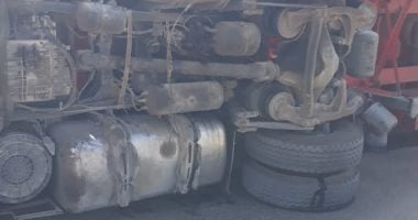 انقلاب شاحنة محملة بالمياه الغازية أعلى محور الشهيد بالمقطم … دون إصابات