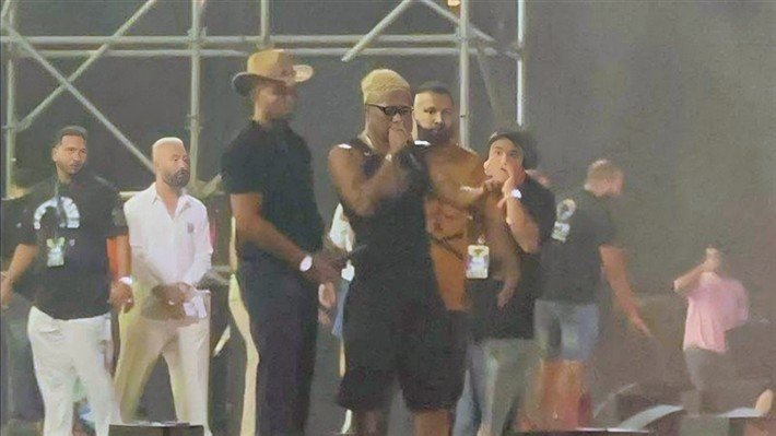 محمد رمضان يعلن إنهاء حفله بعد وفاة شخص وإصابة 6 