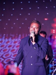 رامي صبري يلفت الأنظار بإطلالة سوداء أنيقة خلال حفله الأخير 4 رامي صبري يلفت الأنظار بإطلالة سوداء أنيقة خلال حفله الأخير