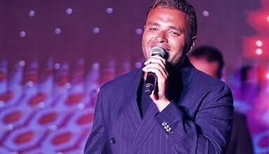 رامي صبري يلفت الأنظار بإطلالة سوداء أنيقة خلال حفله الأخير