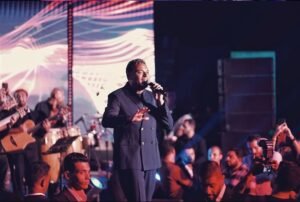 رامي صبري يلفت الأنظار بإطلالة سوداء أنيقة خلال حفله الأخير 2 رامي صبري يلفت الأنظار بإطلالة سوداء أنيقة خلال حفله الأخير